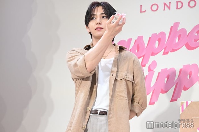 香水の重ね付けを体験し「僕すごいいい香りですよ。近づいてほしいくらい」と話した山田涼介（C）モデルプレス