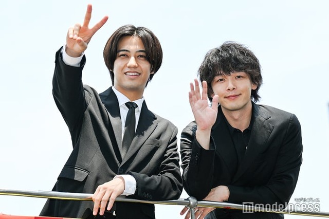 サプライズ登場した高橋海人、中村倫也（C）モデルプレス