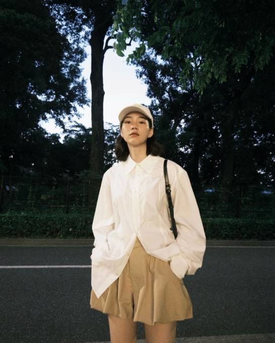 「足綺麗」のん、ほっそり美脚のミニ丈私服コーデに反響「スタイル抜群」「異次元のオシャレ」