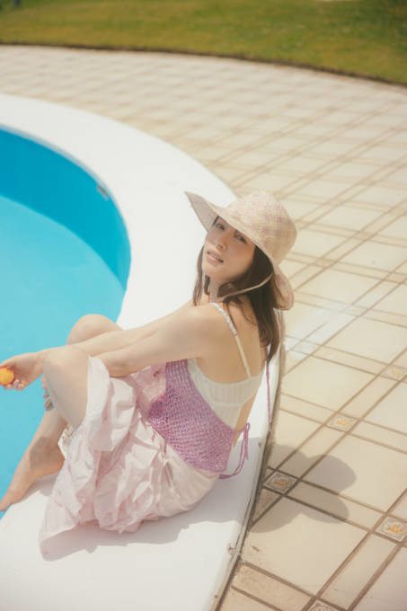 桜井日奈子、ほっそり美肩＆背中披露の肌見せSHOTに釘付け！かわいさと大人っぽさで魅せる