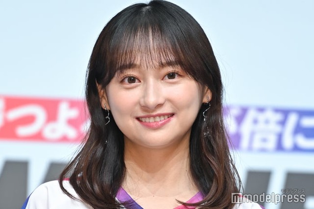 茶髪の影山優佳（C）モデルプレス
