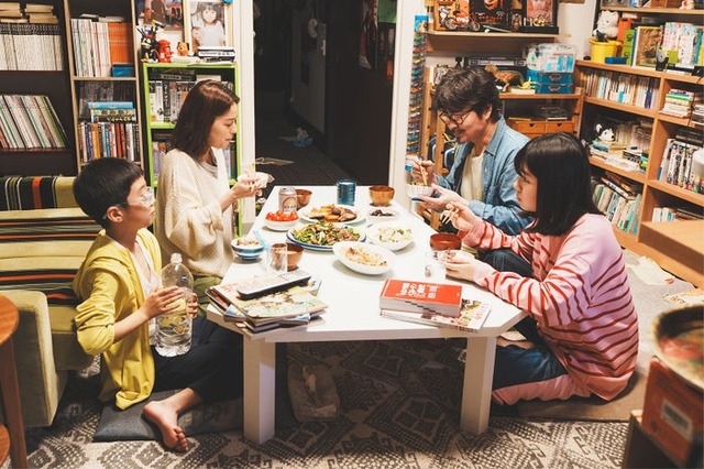 嶋田鉄太、中村アン、小澤征悦、渡邉心結「こんばんは、朝山家です。」第1話（C）ABCテレビ