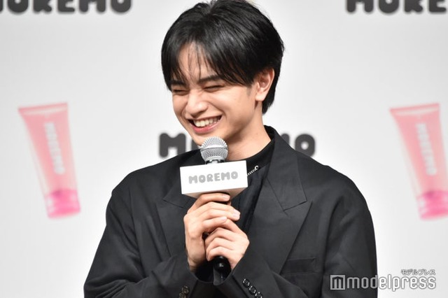 嘘がバレて照れ笑いする中島健人（C）モデルプレス