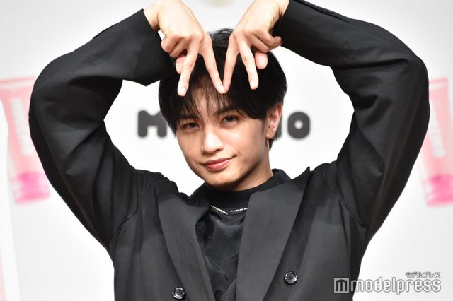 チャーミングでアイコニックなポージングを披露した中島健人（C）モデルプレス