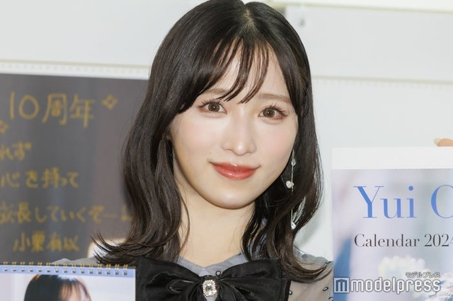 黒髪の小栗有以（C）モデルプレス