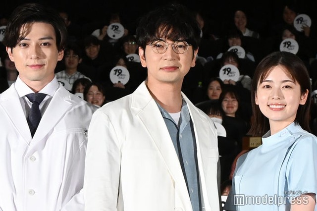 「19番目のカルテ」スペシャル舞台挨拶に出席した新田真剣佑、松本潤、小芝風花（C）モデルプレス