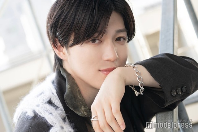 モデルプレスのインタビューに応じた西山智樹（C）モデルプレス