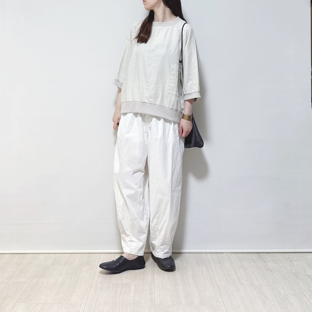 夏に心地いいナチュラルトーンのゆるリラックス服。大人に映えるコーデにするには？【40代の毎日コーデ】