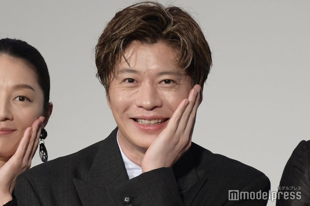太宰ポーズをとる田中圭（C）モデルプレス