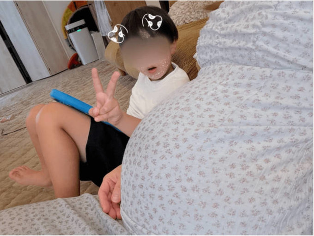 「babyとこあ」第5子妊娠中の辻希美、ふっくらお腹越しの三男のピースSHOT公開「まったりNetflix Time」
