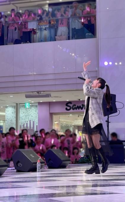 今夏で芸能界引退の道重さゆみ、ファンに囲まれた笑顔のリリイベSHOTに反響「幸せな空間」「衣装かわいいっ」