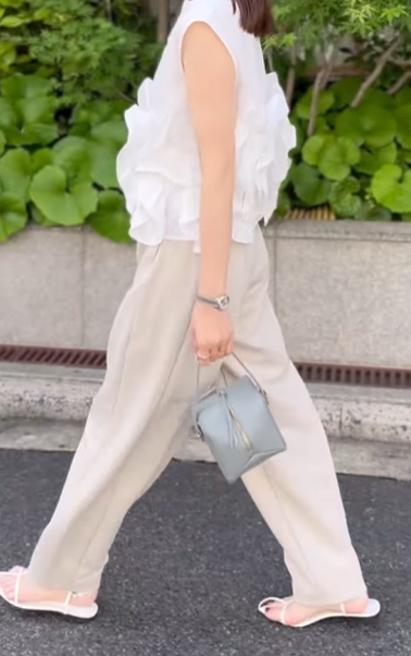 とにかく脚がキレイに見える！【ユニクロ】カーブパンツが話題です【40代の毎日コーデ】