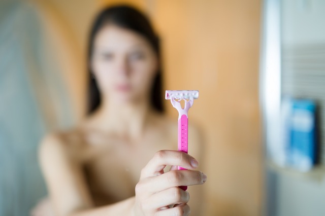 子どものムダ毛処理、何歳からやっていい？もし、プールの授業前日にケアしてたら止めさせて！【専門医に聞きました】