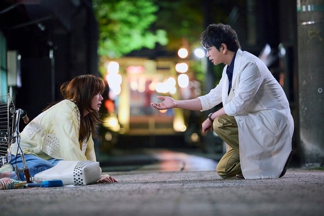 仲里依紗、松本潤「19番目のカルテ」第1話（C）TBSスパークル／TBS
