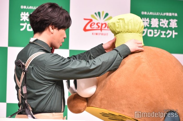 キウイブラザーズの帽子が落ちてしまい、すぐに駆けつける宮舘涼太（C）モデルプレス