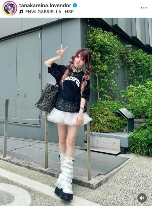 「スタイル抜群」田中れいな、美シルエットのモノトーンコーデに絶賛の声「理想的な着こなし」