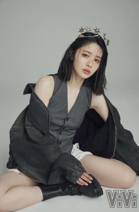 FRUITS ZIPPER鎮西寿々歌『ViVi』専属モデルに決定！ほっそり美肩＆美脚際立つアンニュイSHOT披露