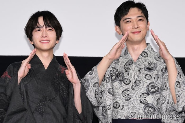 お互いを褒め合う板垣李光人、吉沢亮（C）モデルプレス