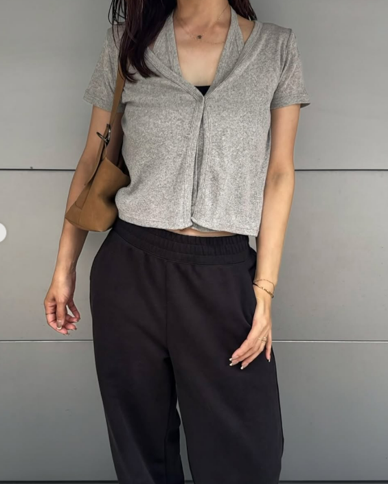 【ユニクロ】ゆるっと着ても野暮ったく見えない。黒ワイドパンツで大人の体型カバー【40代の毎日コーデ】