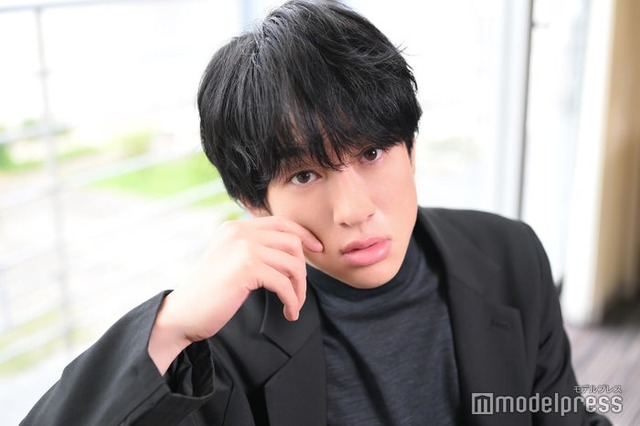 モデルプレスのインタビューに応じた横山裕（C）モデルプレス