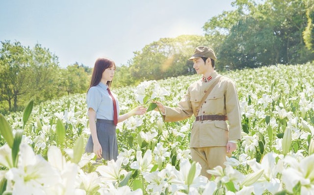 福原遥、水上恒司（C）2023「あの花が咲く丘で、君とまた出会えたら。」製作委員会