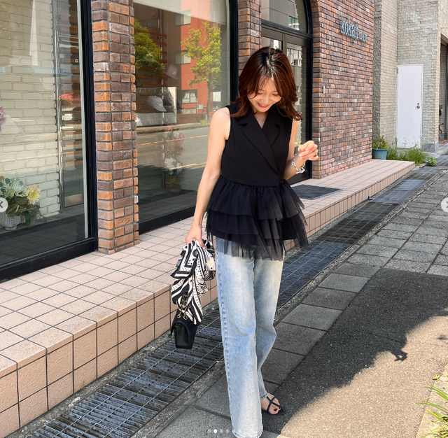 白×黒×デニムの黄金比。甘すぎない大人のフレンチシックな着こなし術