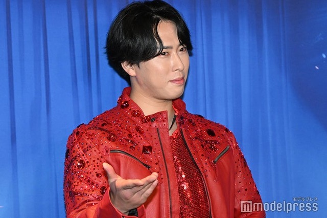 プリンセスを誘うポーズを求められる宮舘涼太（C）モデルプレス