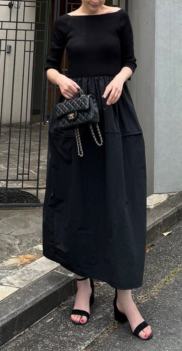 １枚でサマになる「黒ドッキングワンピ」。体型カバーも叶う大人女性の味方なんです【40代の毎日コーデ】