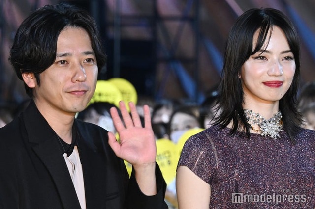 映画「８番出口」88ｍ無限ループカーペットアライバルに出席した二宮和也、小松菜奈（C）モデルプレス
