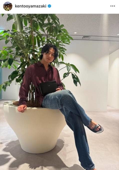 「足長っ！！」山崎賢人、スタイルの良さが際立つデニムSHOTに反響「いつもハンサム」「かっこよすぎ」