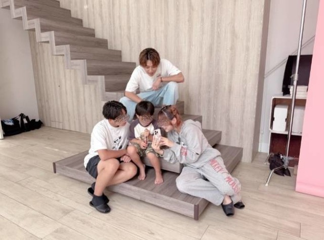 第5子妊娠中の辻希美、家族揃ってのスタジオ撮影を報告「子ども達も朝から頑張ってくれて」