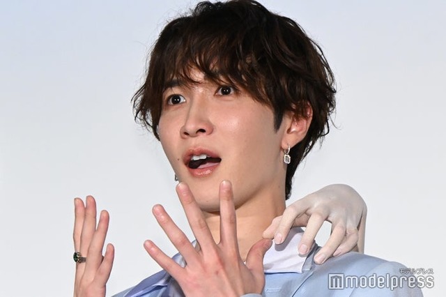 報道陣に「驚いてください」とお願いされ、完璧な驚き顔を見せる渡辺翔太（C）モデルプレス