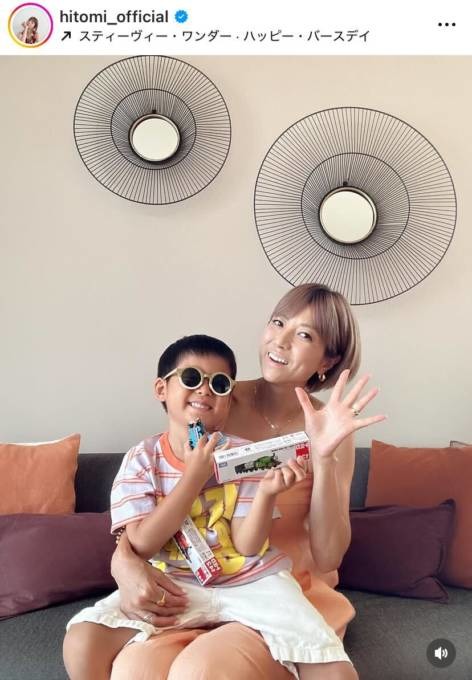 hitomi、三男が5歳に！笑顔のほっこりSHOTを公開「トミカトーマスをもらってご満悦！」