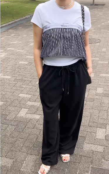 ラクときちんと見えを両立。「シャーリングジャージーパンツ」で叶える真夏の大人リラクシー【40代の毎日コーデ】