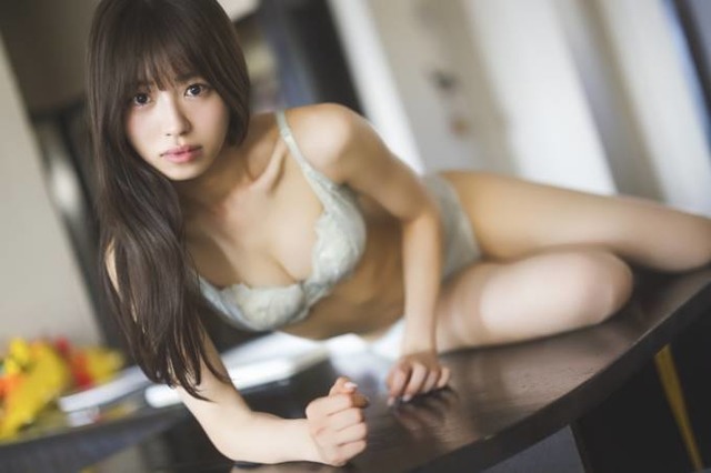 Peel the Apple浅原凜、ふっくら美谷間が眩しいビキニSHOT披露！1st写真集の新アザーカット公開