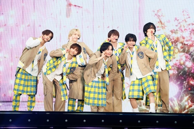 キラキラ可愛く決めポーズをとるなにわ男子（左から）高橋恭平、藤原丈一郎、西畑大吾、大西流星、大橋和也、長尾謙杜、道枝駿佑（提供写真）