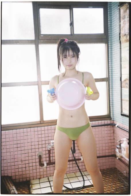 頓知気さきな、“美少女感”あふれる水着SHOT披露！25歳の魅力が詰まったフォトスタイルブック発売決定