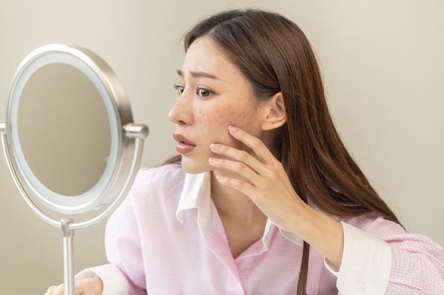 「うわ！顔色悪っ！」オバ見え肌→透明感を与える方法。「茶ぐすみ」「黄ぐすみ」「赤ら顔」など悩み別ケアを覚えておいて【50才美白美容家に聞いた】