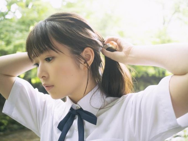 乃木坂46小川彩、爽やかな制服姿にドキッ！自然豊かな古民家＆緑の中の清流を舞台にあふれる透明感