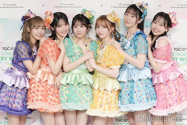 FRUITS ZIPPER（左から）仲川瑠夏、鎮西寿々歌、櫻井優衣、早瀬ノエル、真中まな、松本かれん（C）モデルプレス