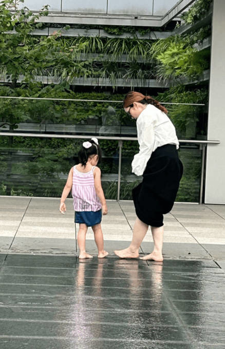平野ノラ、4歳愛娘と銀座へ！微笑ましい親子の水遊びSHOT公開「わんぱくおてんば娘ですから」