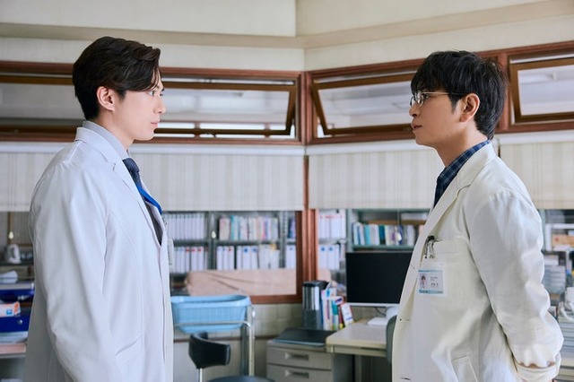 新田真剣佑、松本潤「19番目のカルテ」第3話（C）TBSスパークル／TBS（撮影：加藤春日）