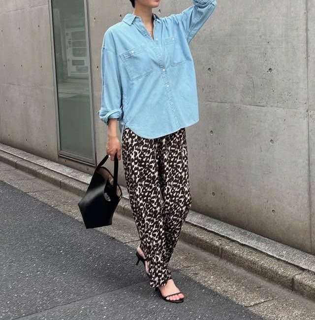 レオパード柄パンツがおしゃれ。こなれカジュアルに着こなす秘訣とは【40代の毎日コーデ】