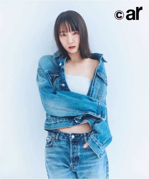 吉岡里帆、美しいデコルテ＆ほっそりお腹がチラリ！色っぽいデニムスタイルで魅せる