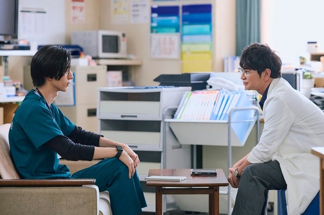 清水尋也、松本潤「19番目のカルテ」（C）TBSスパークル／TBS（撮影：加藤春日）