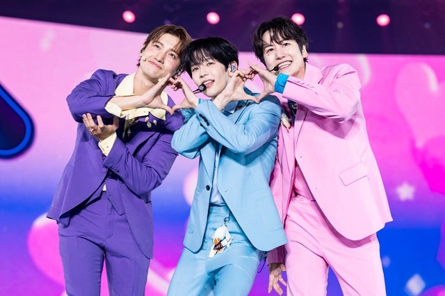 チャンミン、ショウタロウ、キュヒョン「SMTOWN LIVE 2025 in TOKYO」より（C）田中聖太郎写真事務所