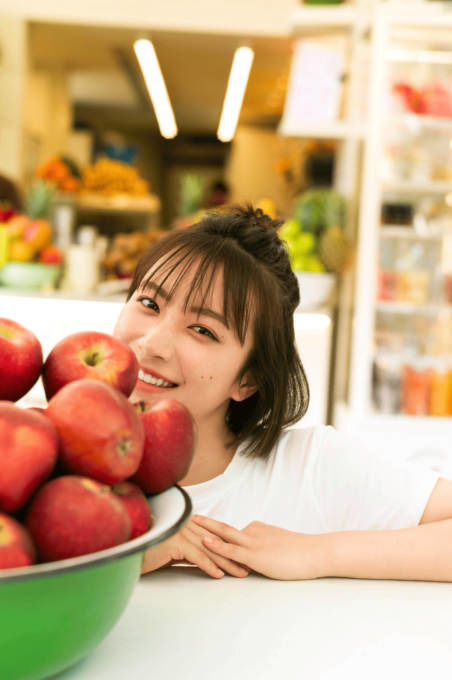 注目の若手俳優・藤崎ゆみあ、笑顔が眩しいお茶目SHOT披露！ギリシャを舞台にナチュラルな魅力があふれる