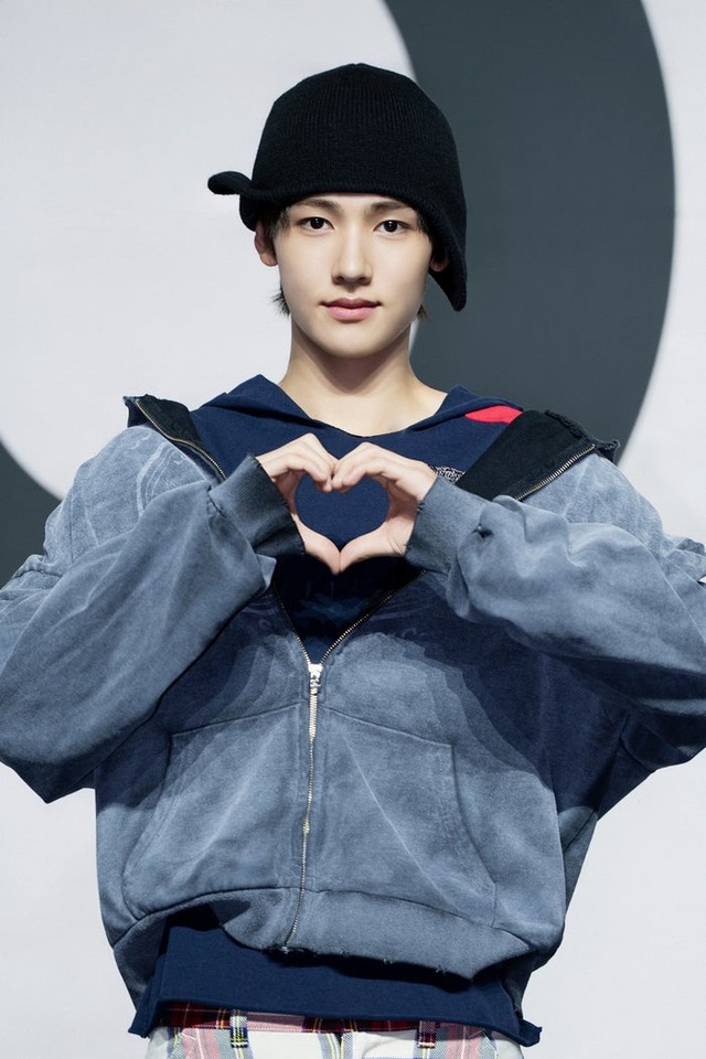 SEONGHYEON（ソンヒョン）（P）＆（C）BIGHIT MUSIC