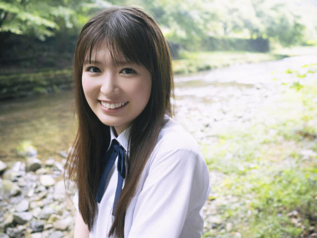 乃木坂46小川彩、夏の川辺をバックに自然体な笑顔がキラリ！透明感あふれる制服SHOT公開