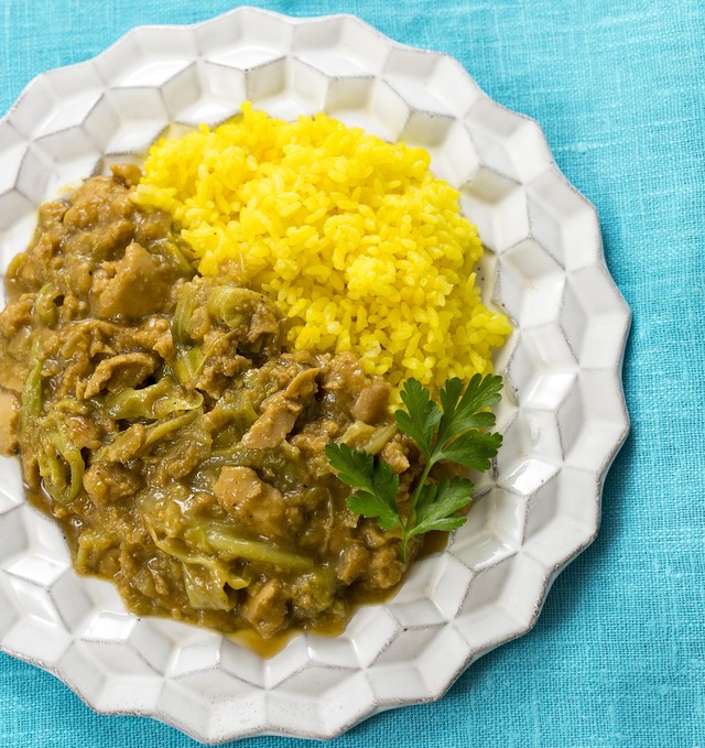 10分で完成「魚肉ソーセージとキャベツのキーマカレー」。低カロリー高タンパクな「魚肉ソーセージ」で、夏を乗り切る！